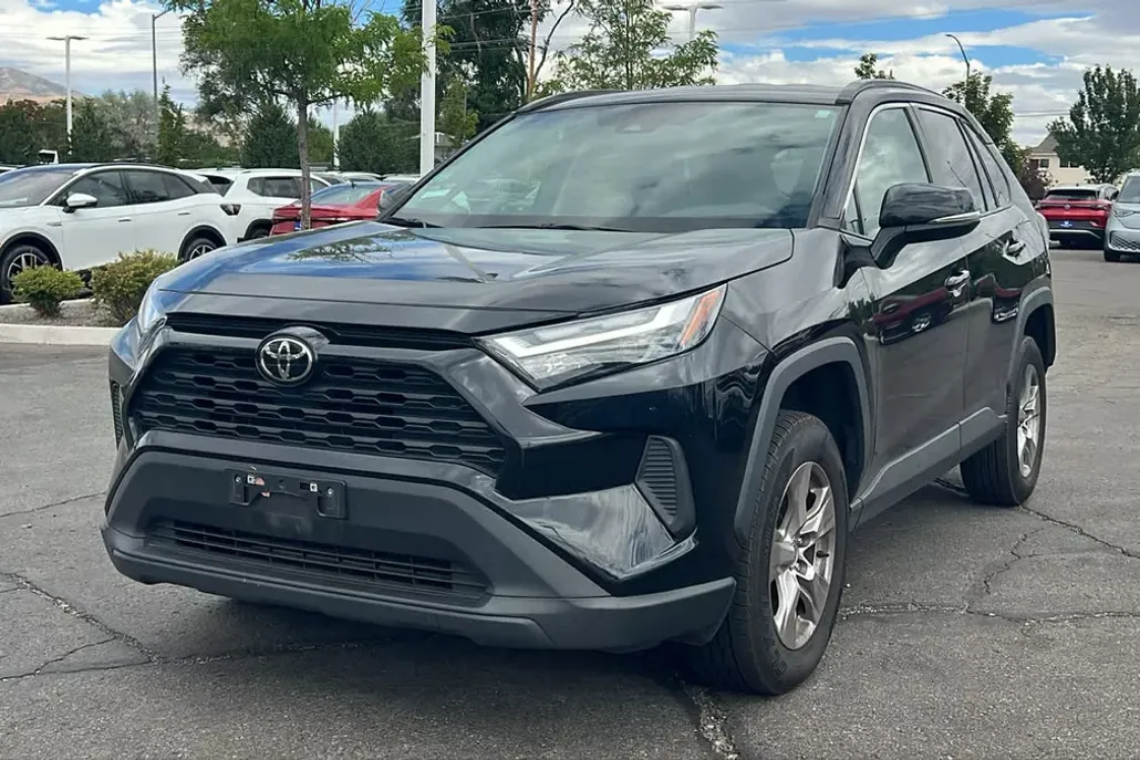 2022 Toyota RAV4 XLE photo 1