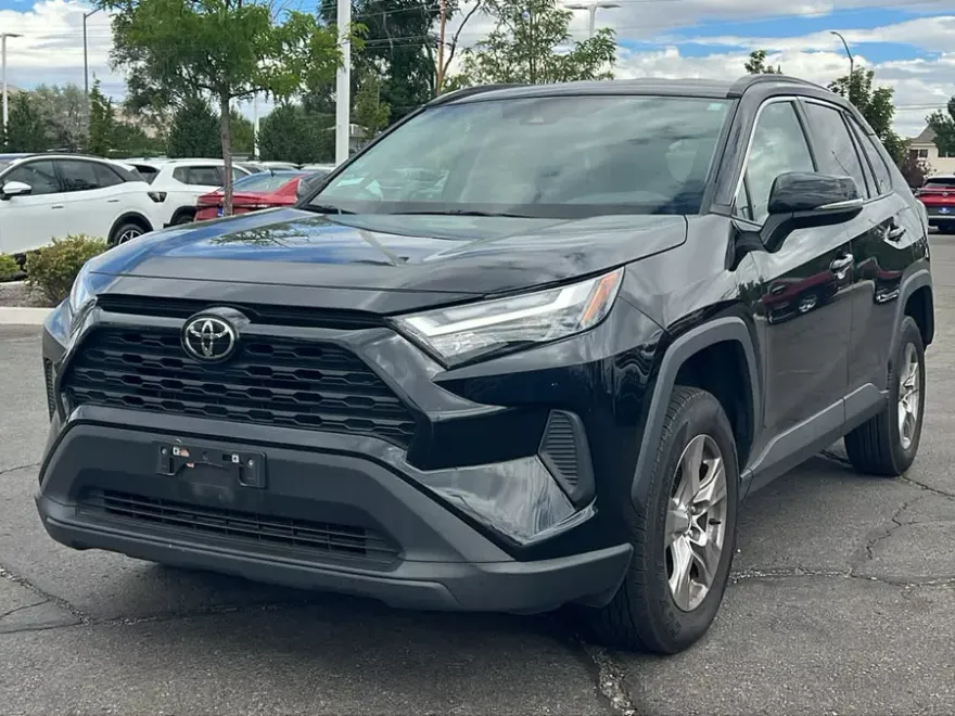 2022 Toyota RAV4 XLE photo 1