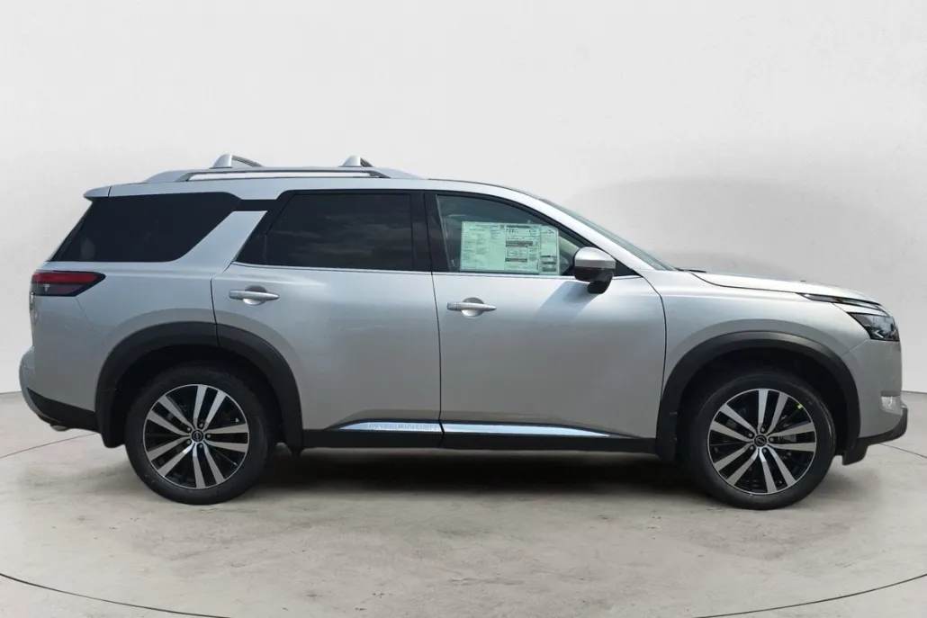 2025 Nissan Pathfinder Platinum photo 1
