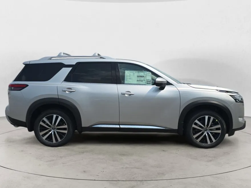 2025 Nissan Pathfinder Platinum photo 1