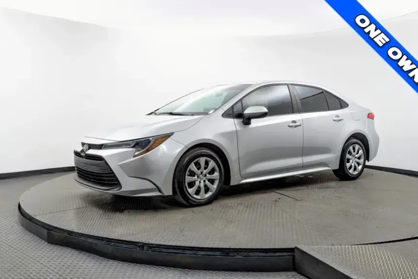 2024 Toyota Corolla LE photo 1