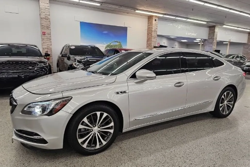 2017 Buick LaCrosse Essence photo 1