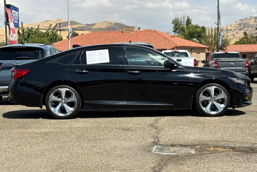 2018 Honda Accord Touring photo 1