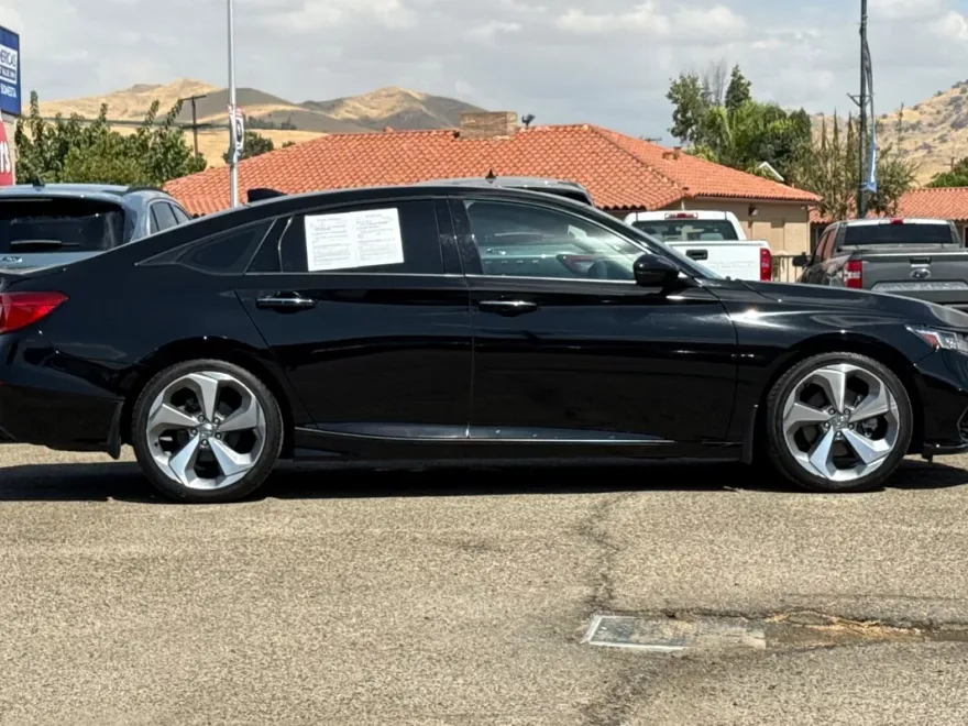 2018 Honda Accord Touring photo 1