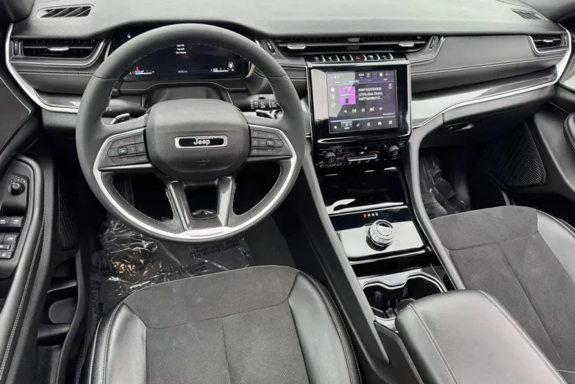 2023 Jeep Grand Cherokee Altitude photo 1