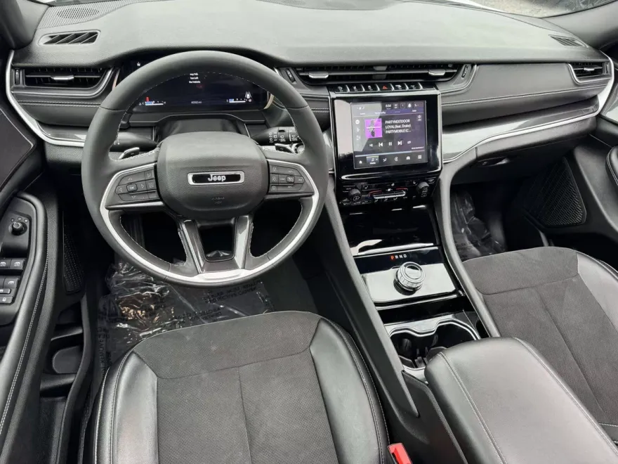 2023 Jeep Grand Cherokee Altitude photo 1