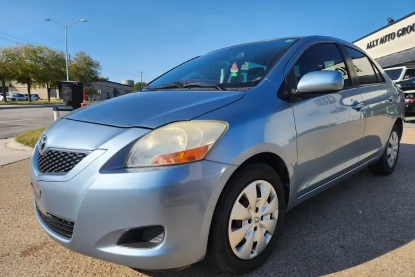2010 Toyota Yaris photo 1