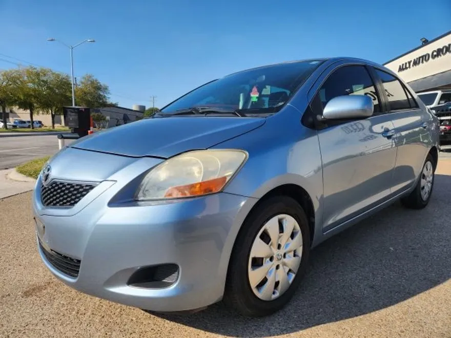 2010 Toyota Yaris photo 1