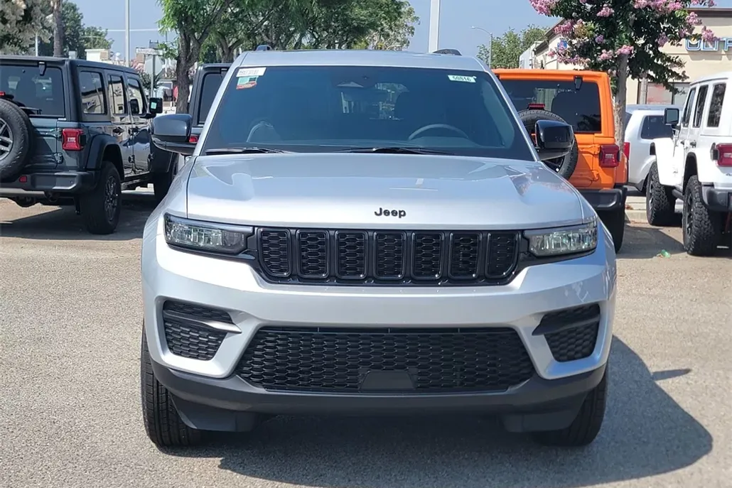 2025 Jeep Grand Cherokee Laredo Altitude X photo 1