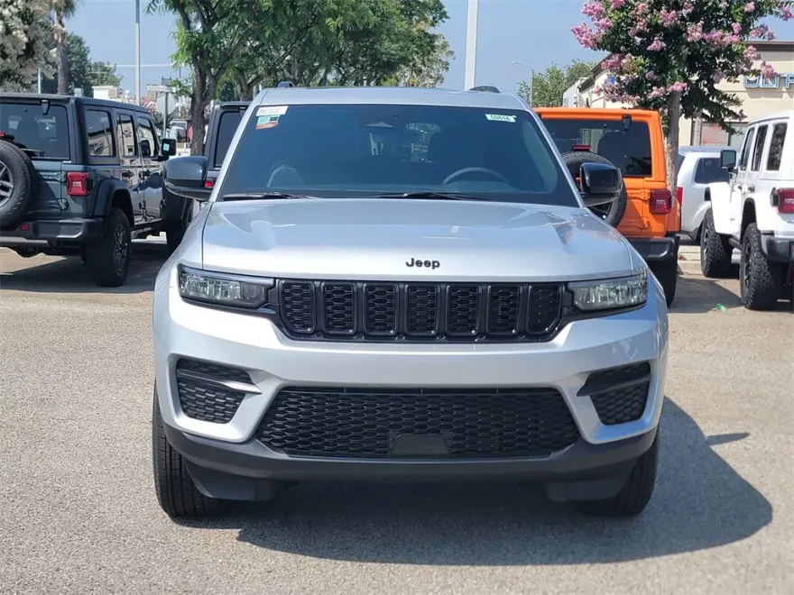 2025 Jeep Grand Cherokee Laredo Altitude X photo 1
