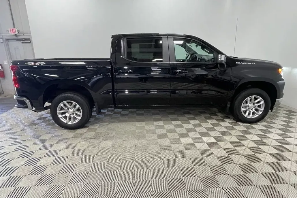 2024 Chevrolet Silverado 1500 LT photo 1