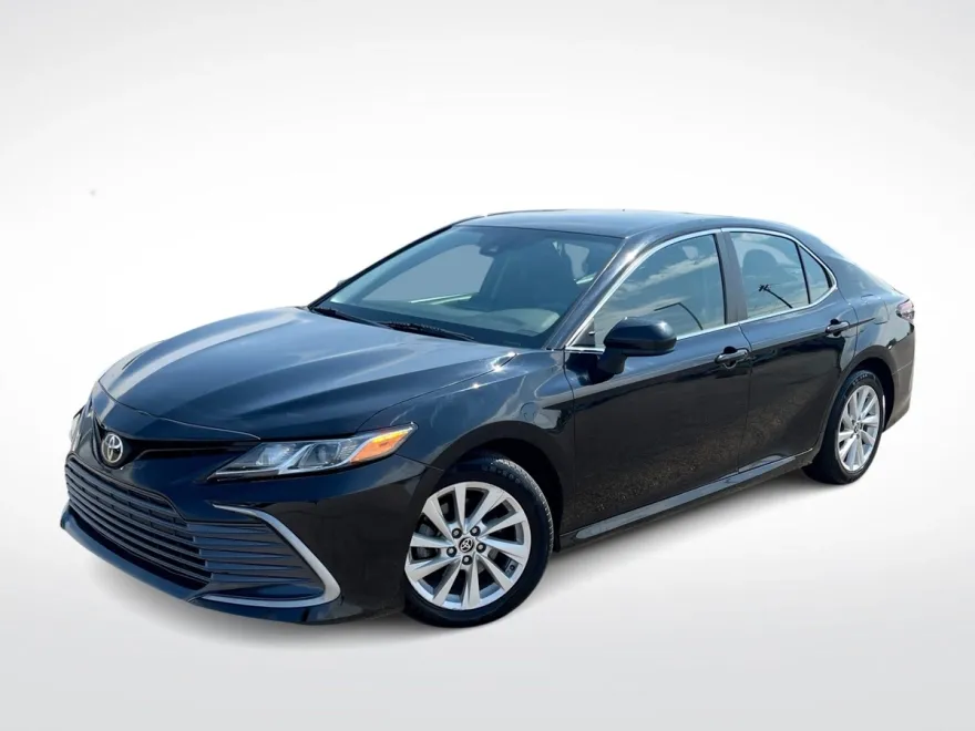 2022 Toyota Camry LE photo 1