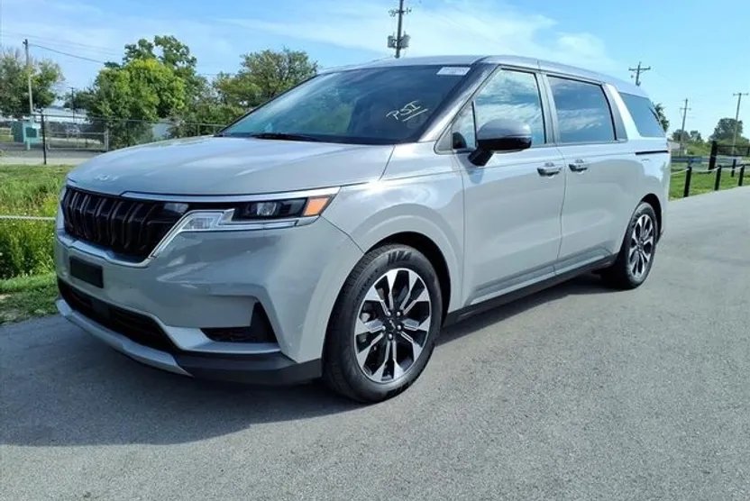 2024 Kia Carnival EX photo 1