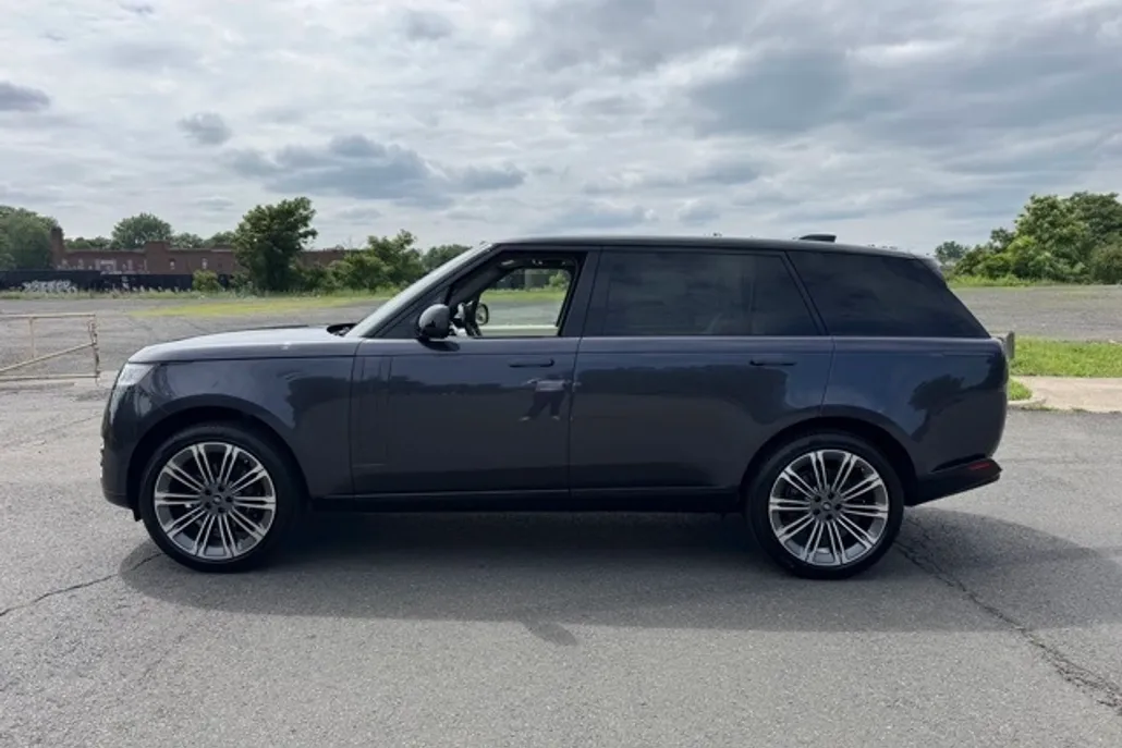 2025 Land Rover Range Rover SE photo 1