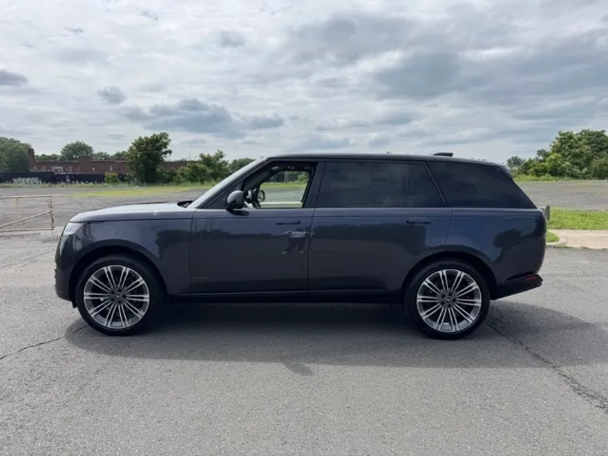 2025 Land Rover Range Rover SE photo 1