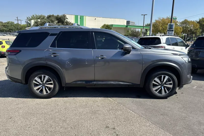 2023 Nissan Pathfinder SL photo 1