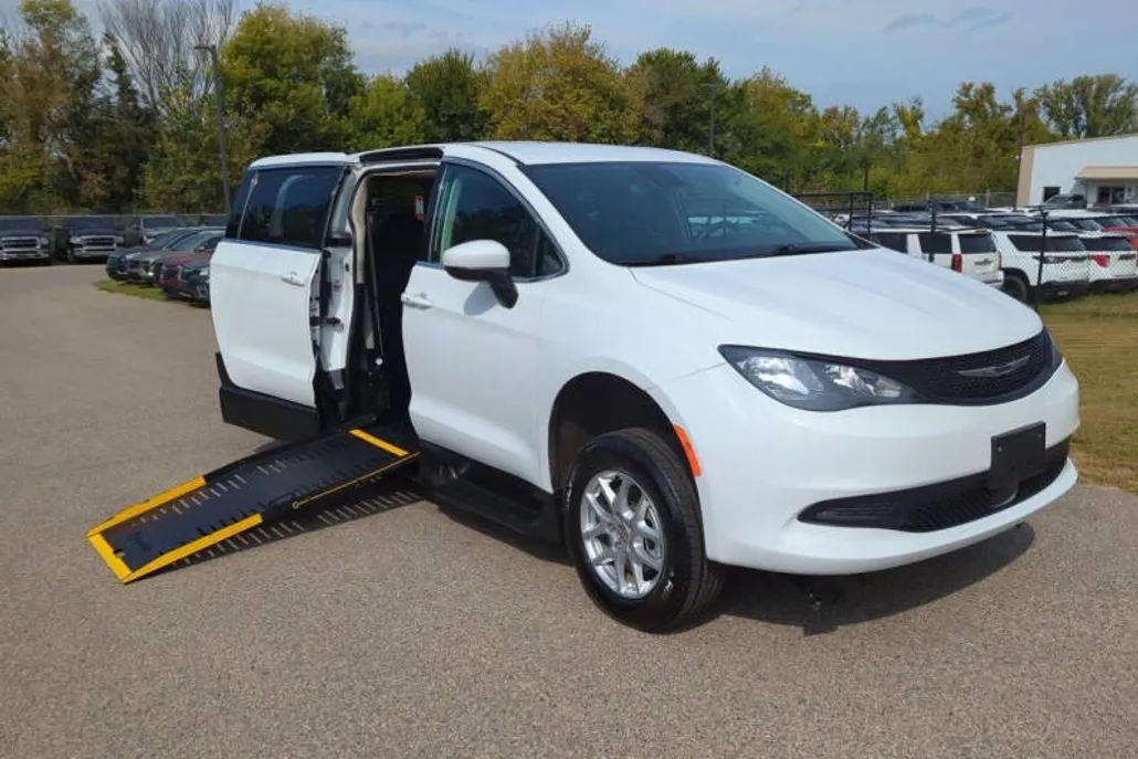 2023 Chrysler Voyager LX photo 1