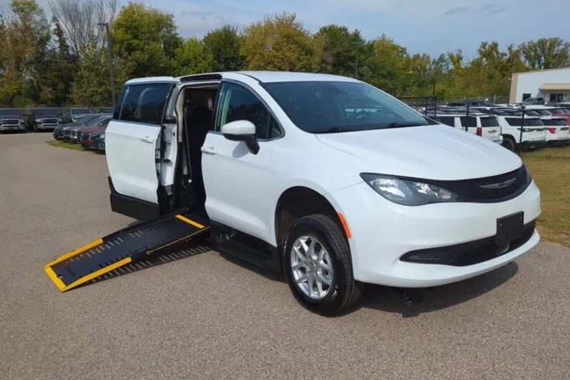 2023 Chrysler Voyager LX photo 1