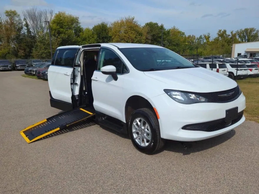 2023 Chrysler Voyager LX photo 1