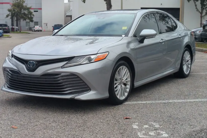 2019 Toyota Camry SE XLE Hybrid photo 1