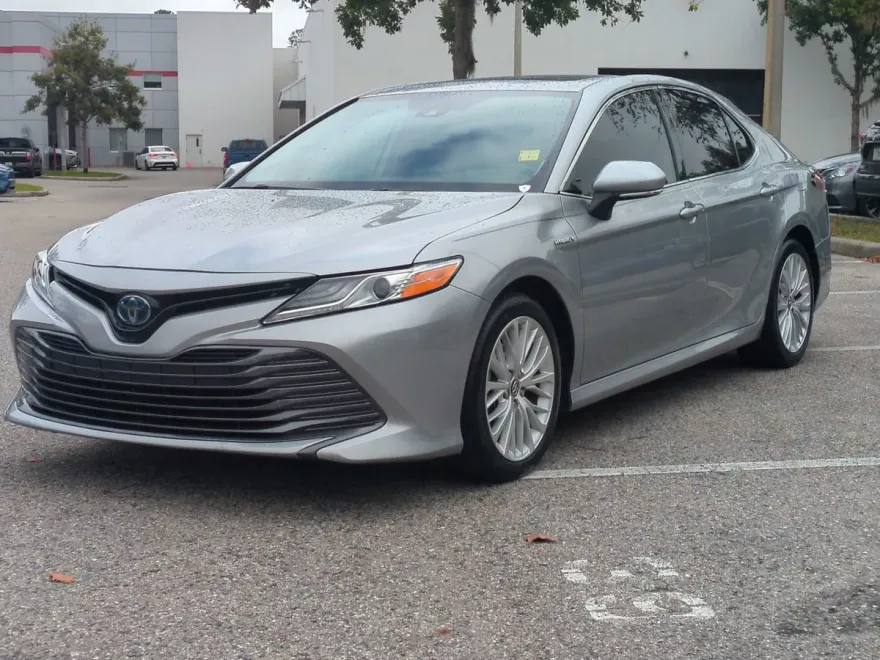 2019 Toyota Camry SE XLE Hybrid photo 1