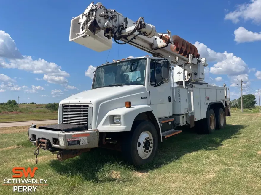 1999 Freightliner FL80 photo 1