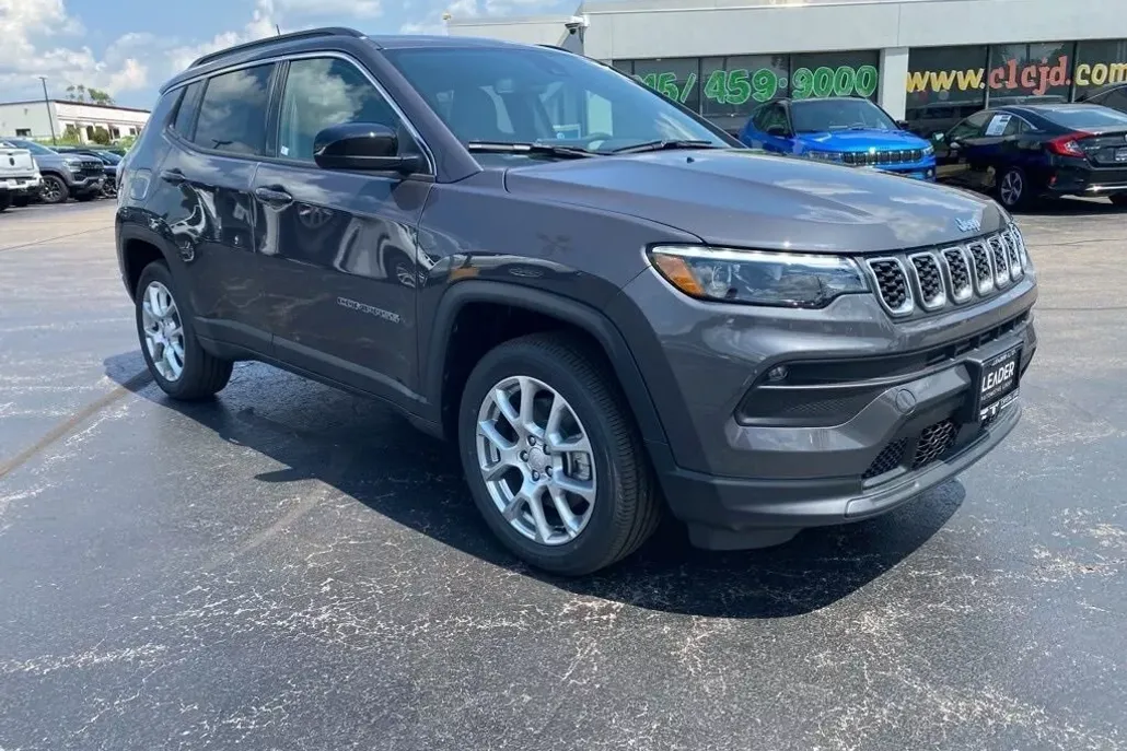 2024 Jeep Compass Latitude photo 1