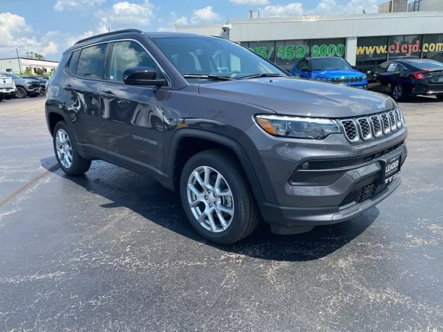 2024 Jeep Compass Latitude photo 1