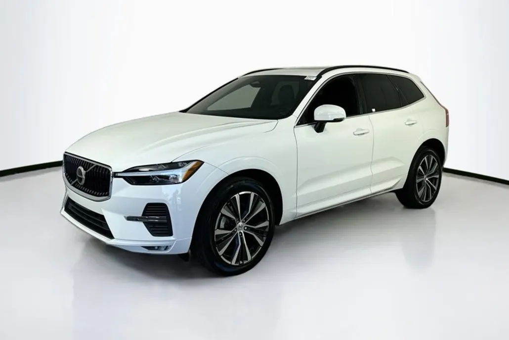 2022 Volvo XC60 Momentum photo 1