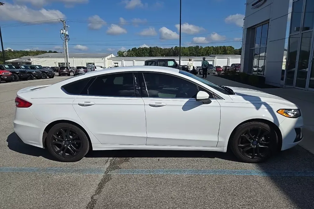 2020 Ford Fusion SE photo 1