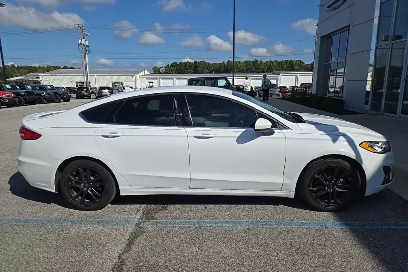 2020 Ford Fusion SE photo 1