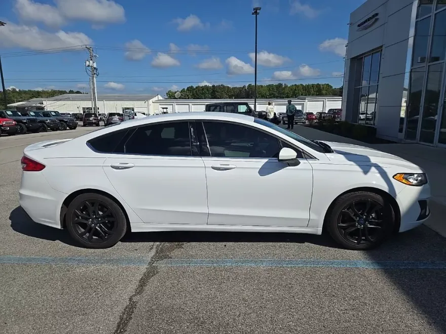 2020 Ford Fusion SE photo 1