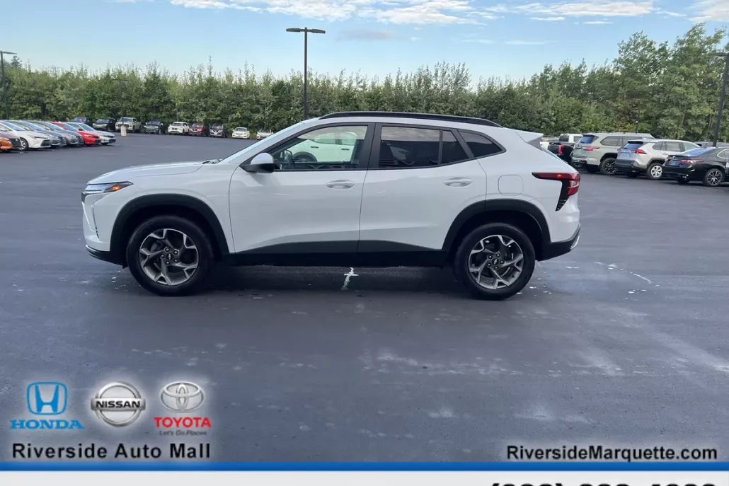 2024 Chevrolet Trax LT photo 1