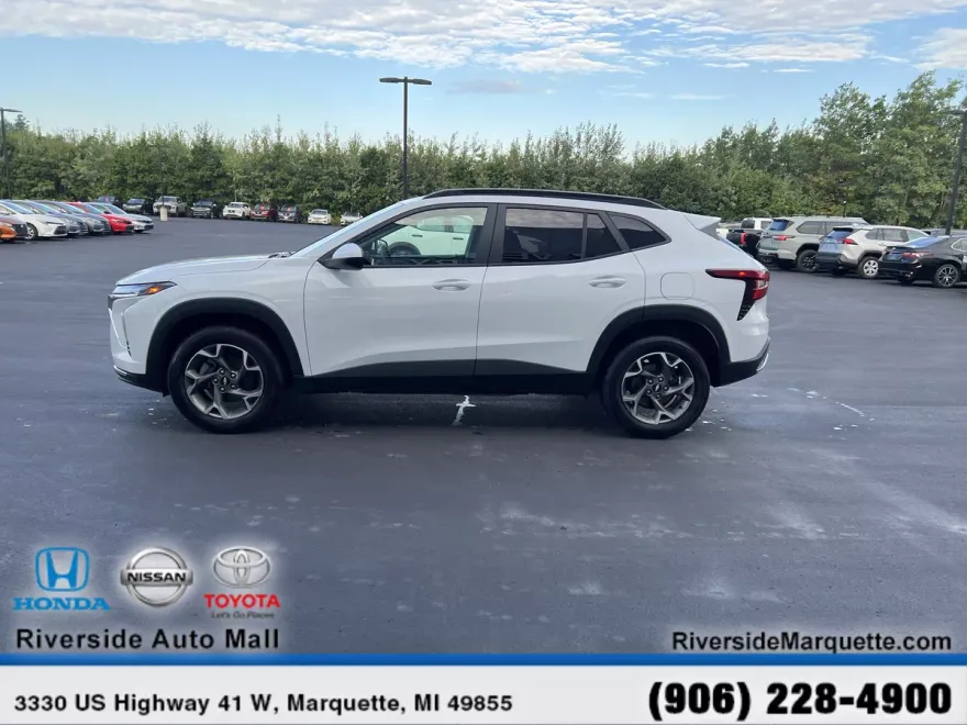 2024 Chevrolet Trax LT photo 1