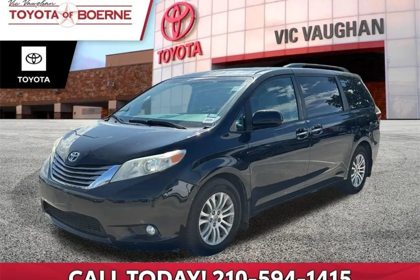 2017 Toyota Sienna XLE photo 1