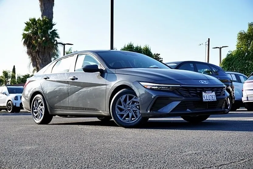 2024 Hyundai Elantra SEL photo 1