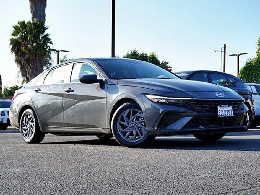 2024 Hyundai Elantra SEL photo 1