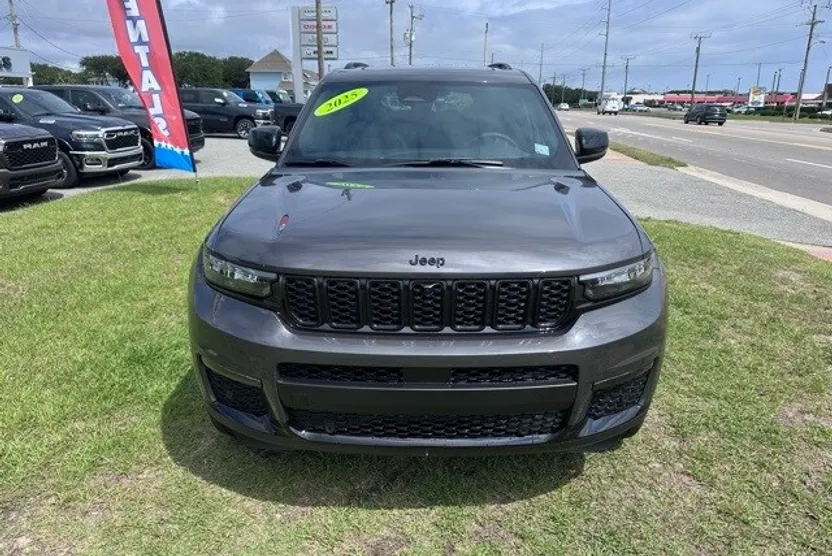 2025 Jeep Grand Cherokee Limited photo 1