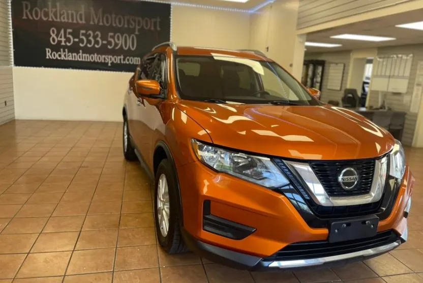 2018 Nissan Rogue SV photo 1