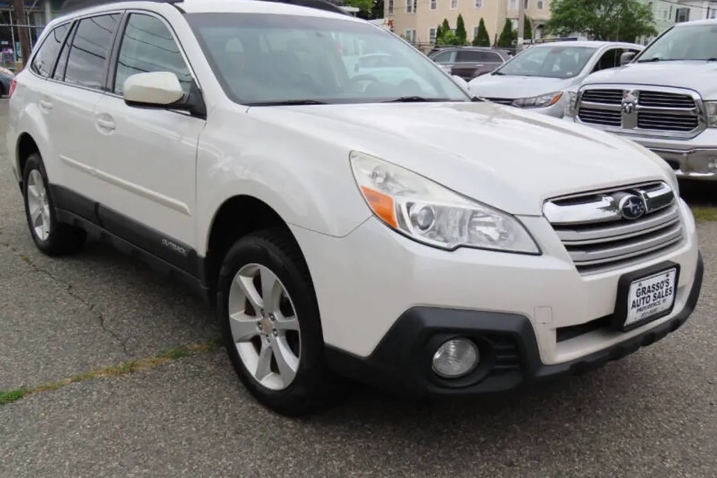2014 Subaru Outback 2.5i Premium photo 1