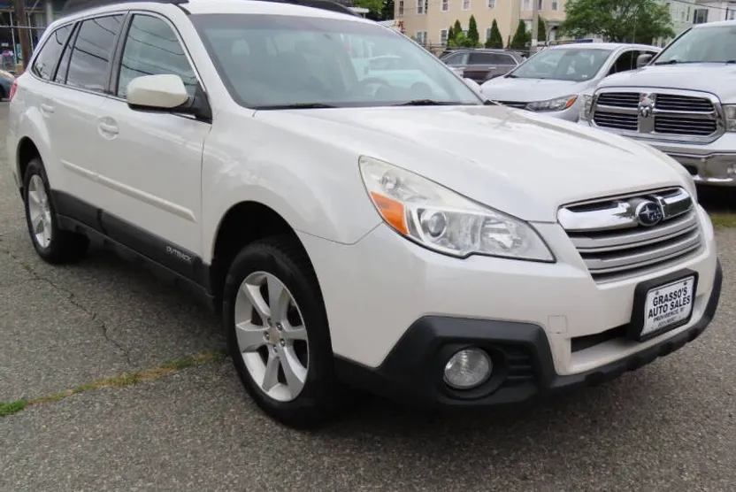 2014 Subaru Outback 2.5i Premium photo 1