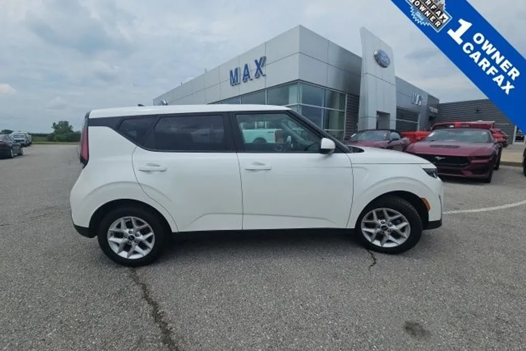 2023 Kia Soul LX photo 1