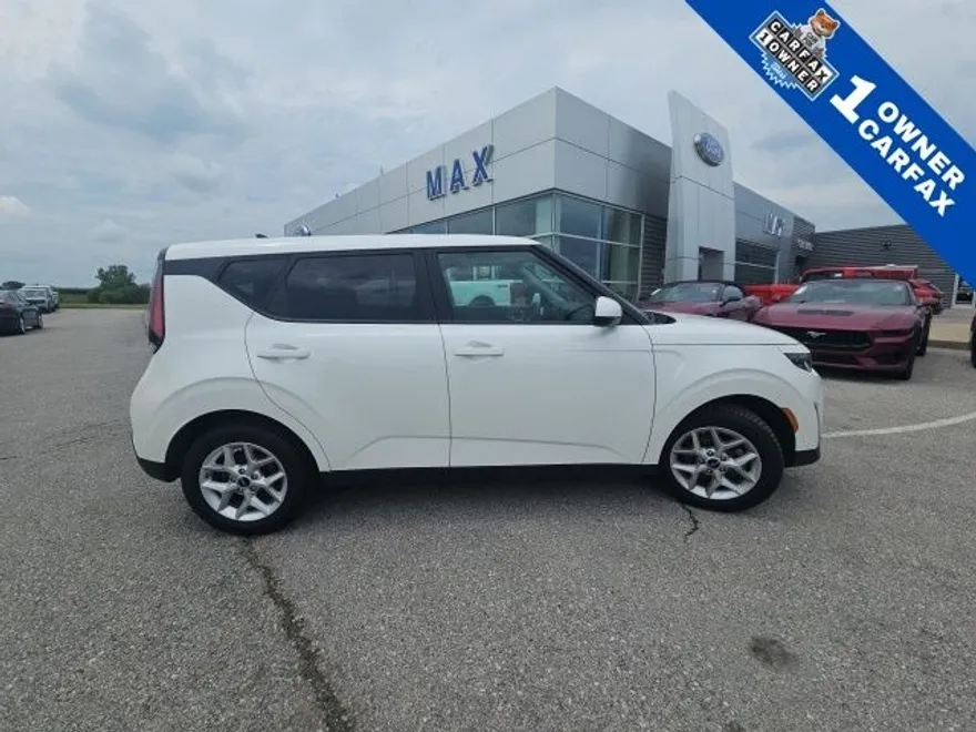 2023 Kia Soul LX photo 1