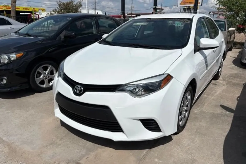 2014 Toyota Corolla LE photo 1