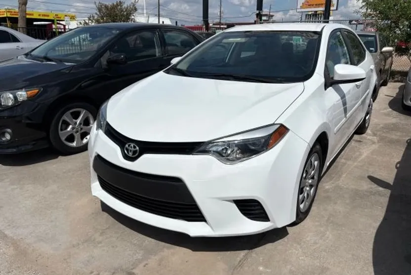 2014 Toyota Corolla LE photo 1
