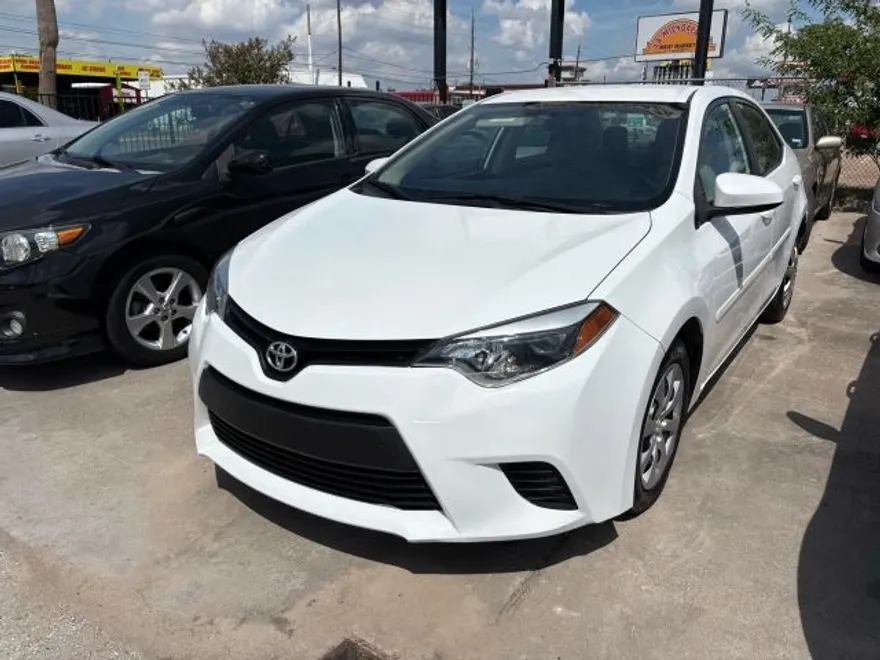 2014 Toyota Corolla LE photo 1