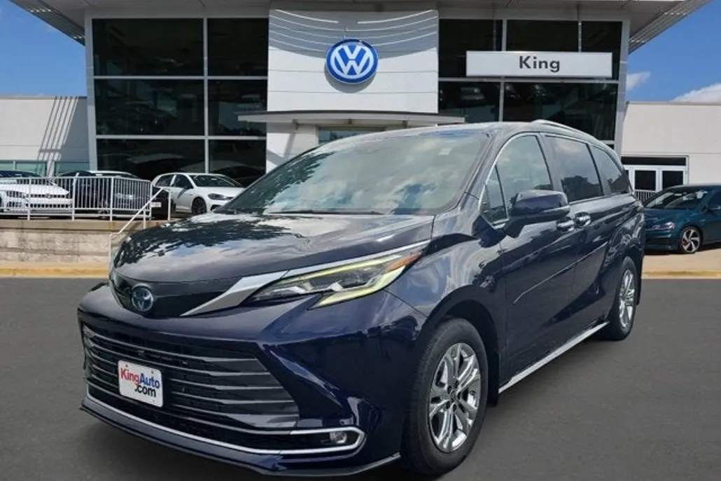 2022 Toyota Sienna Platinum photo 1