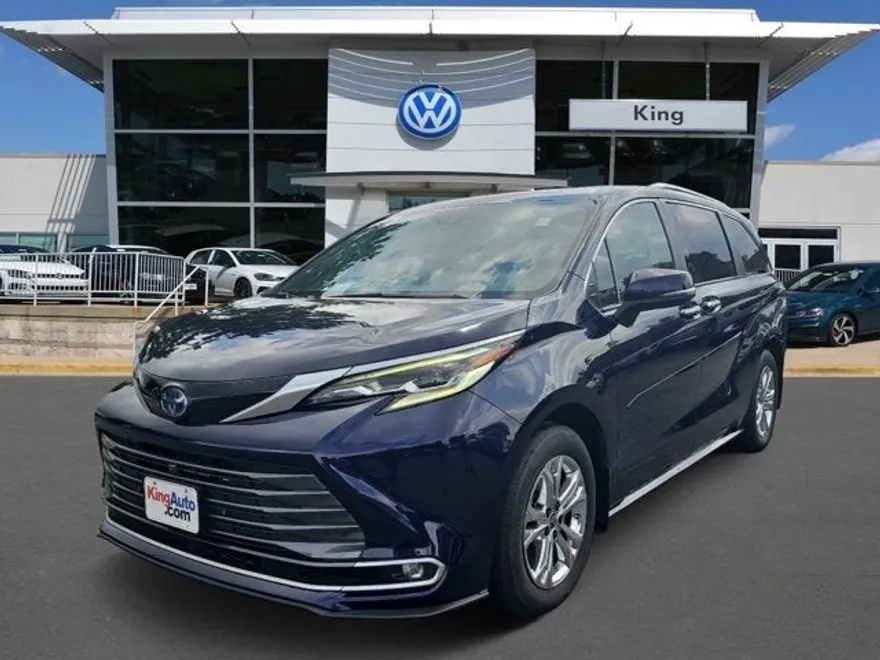 2022 Toyota Sienna Platinum photo 1