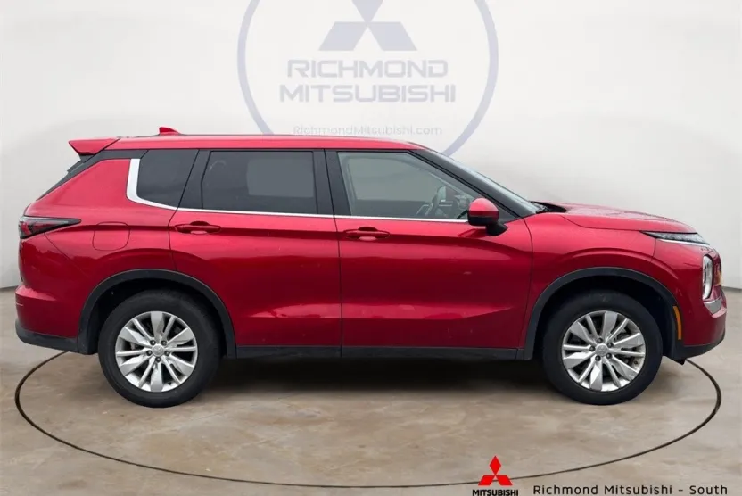 2025 Mitsubishi Outlander ES photo 1