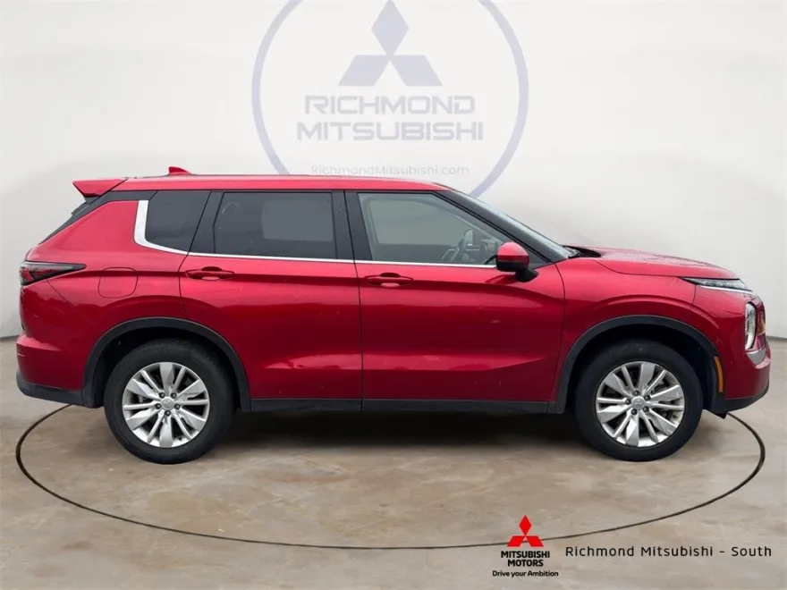 2025 Mitsubishi Outlander ES photo 1